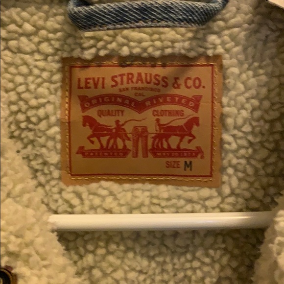 Levis women’s original Sherpa trucker - Picture 2 of 3